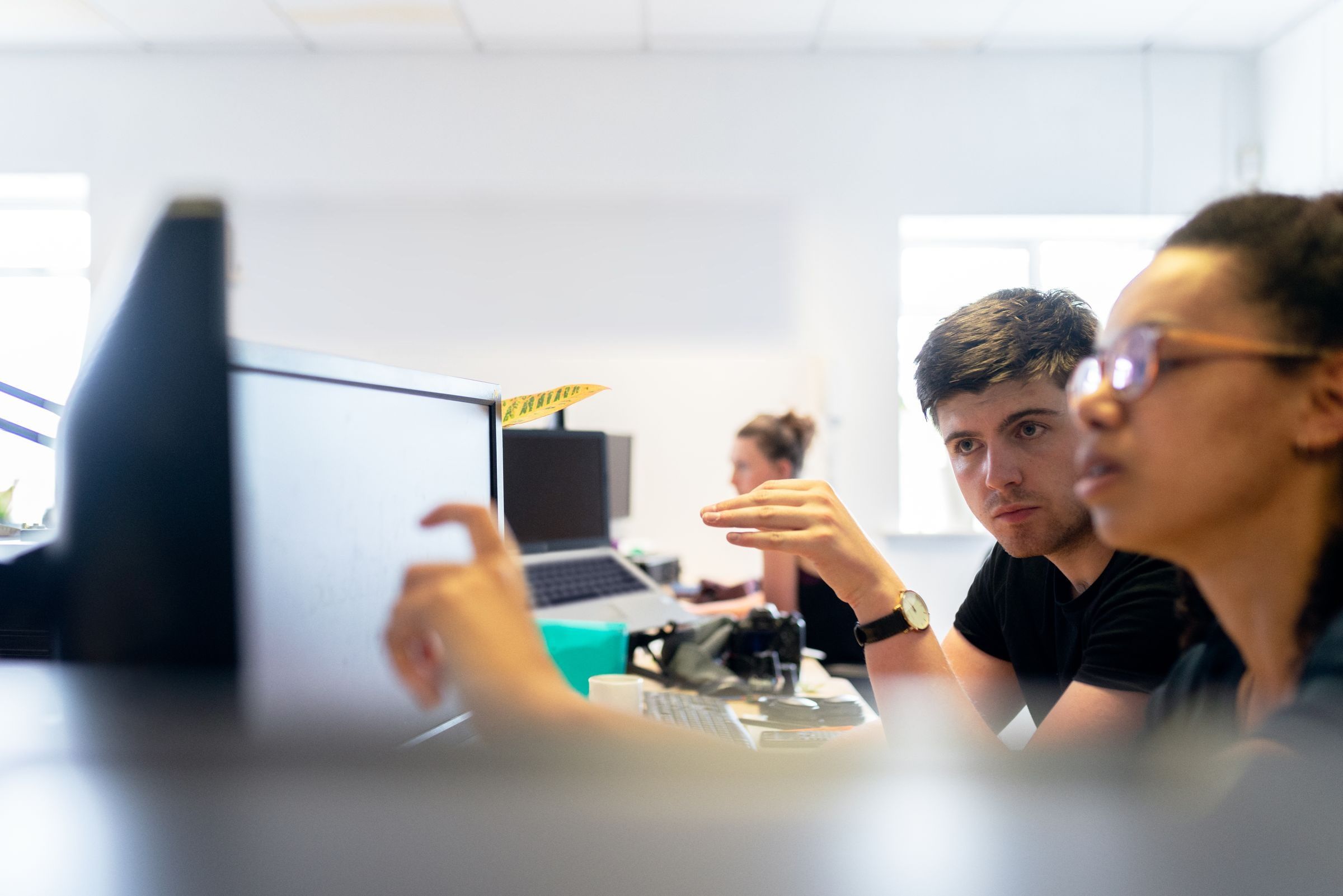 Twee engineers denken geconcentreerd mee over een ontwerp op het beeldscherm