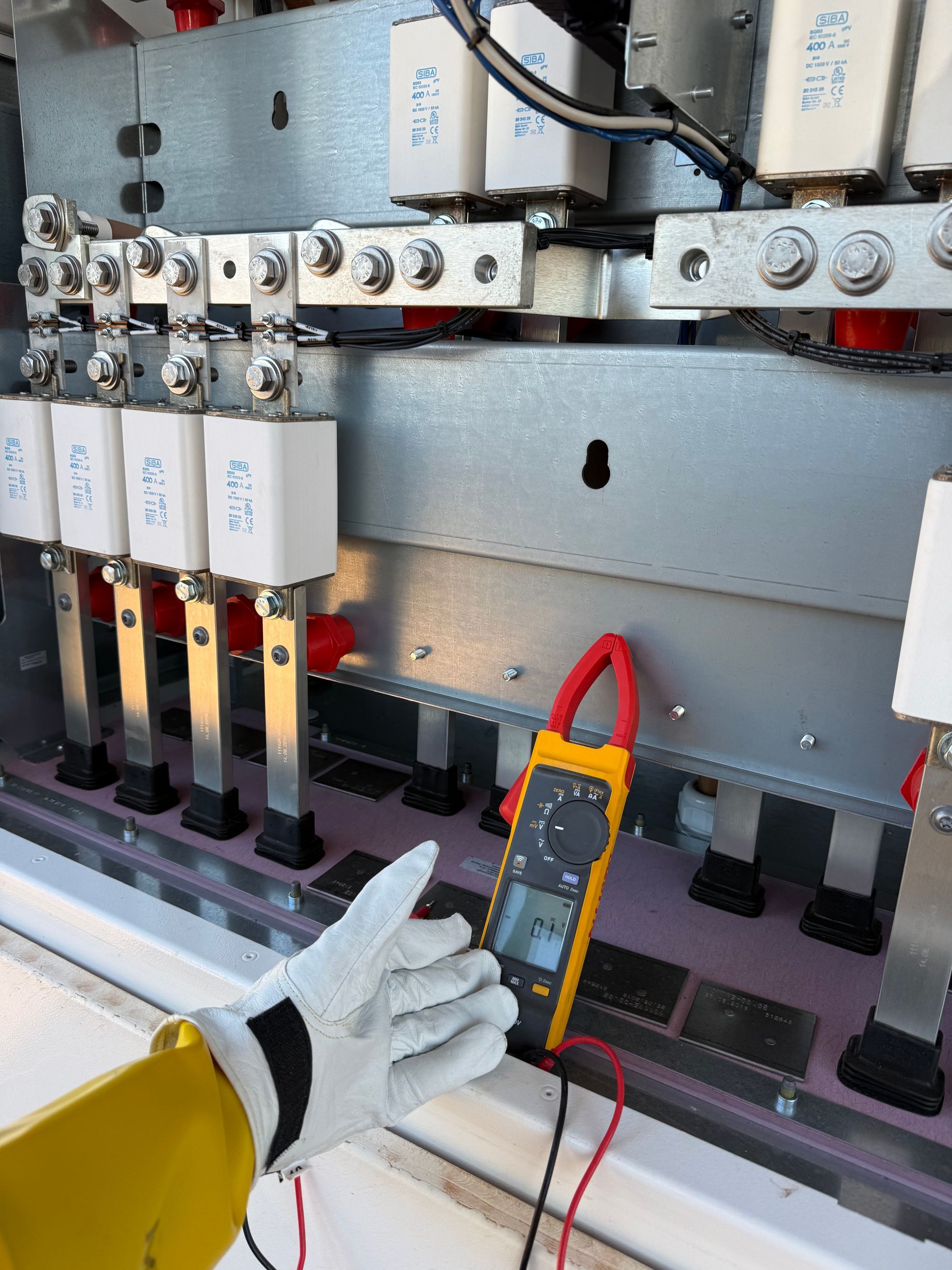 Meting met een stroomtang aan een elektrische installatie